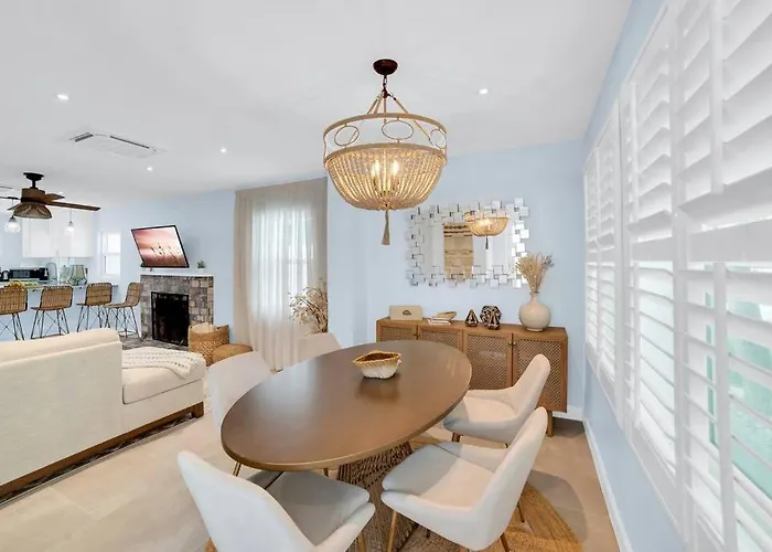 Luxurious House Two Blocks From The Beach. Holiday home