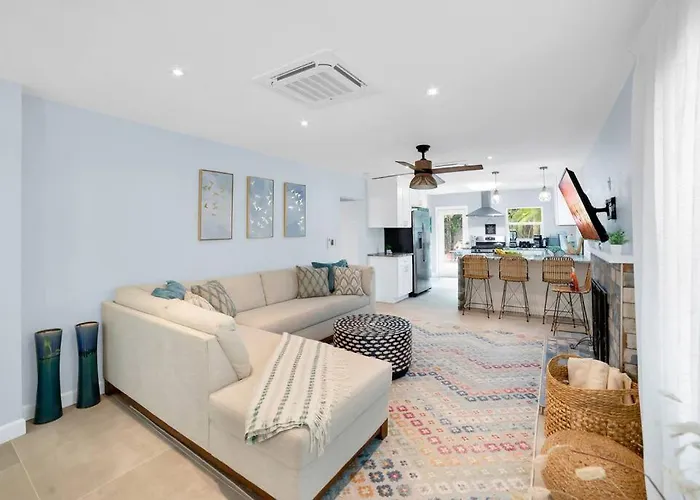 Luxurious House Two Blocks From The Beach. Holiday home