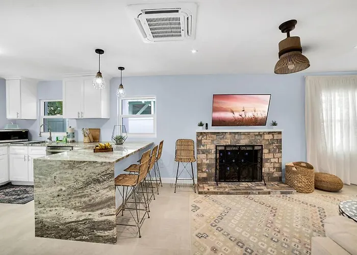 Holiday home Luxurious House Two Blocks From The Beach. *