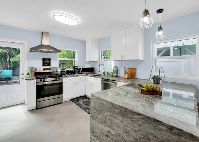 Luxurious House Two Blocks From The Beach. Clearwater Beach