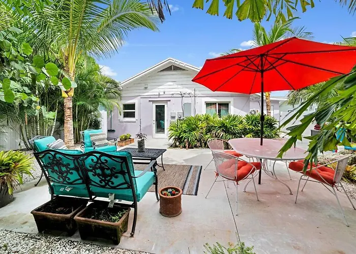 Holiday home Luxurious House Two Blocks From The Beach.