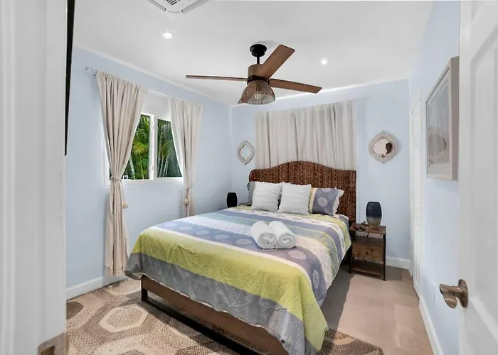 Luxurious House Two Blocks From The Beach. *