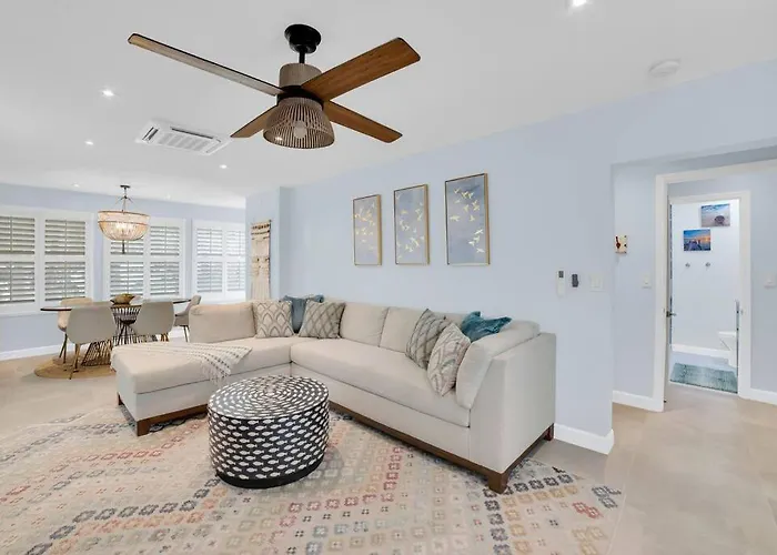 Holiday home Luxurious House Two Blocks From The Beach.