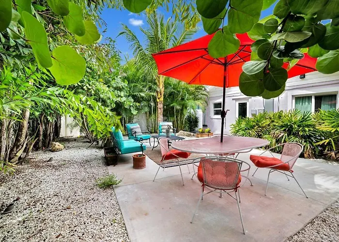 Luxurious House Two Blocks From The Beach.