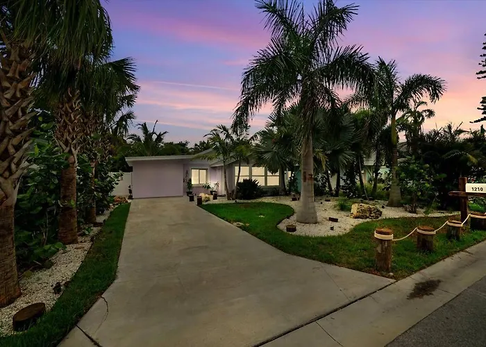 Luxurious House Two Blocks From The Beach. Clearwater Beach