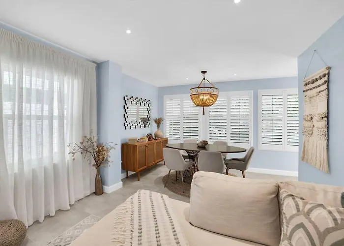 Luxurious House Two Blocks From The Beach. Holiday home