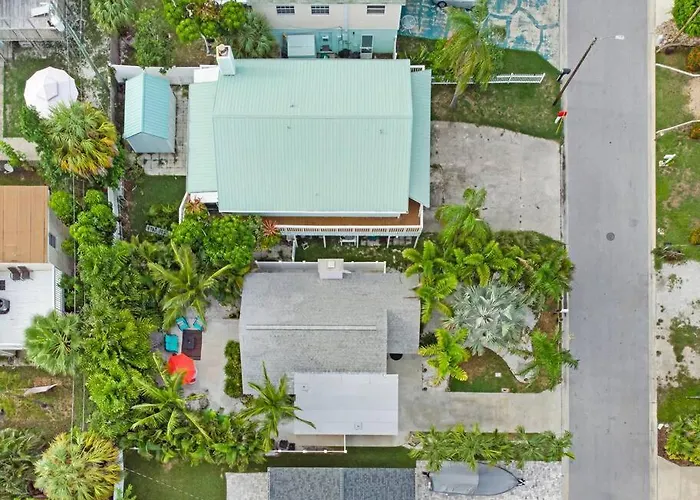 Holiday home Luxurious House Two Blocks From The Beach. *