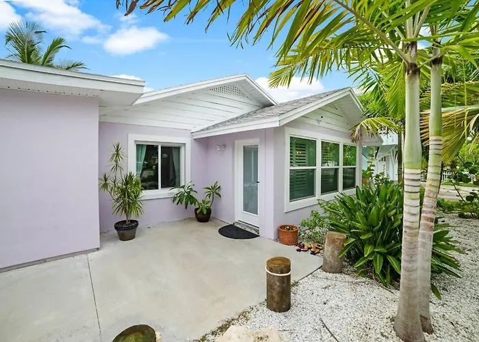 Luxurious House Two Blocks From The Beach. Holiday home
