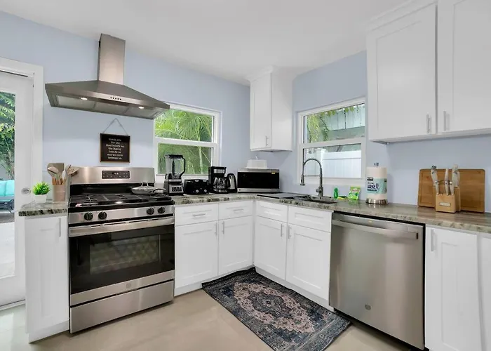 Luxurious House Two Blocks From The Beach. Clearwater Beach