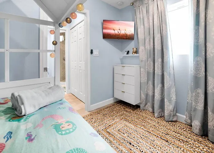 Holiday home Luxurious House Two Blocks From The Beach. Clearwater Beach