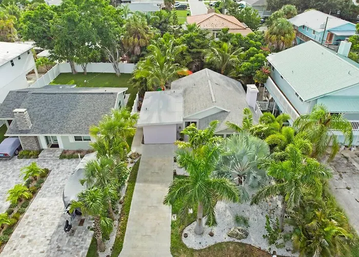 Holiday home Luxurious House Two Blocks From The Beach. *