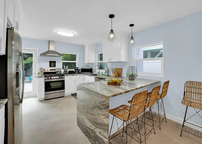 Luxurious House Two Blocks From The Beach. Holiday home