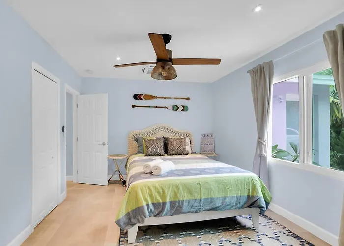 Holiday home Luxurious House Two Blocks From The Beach. *